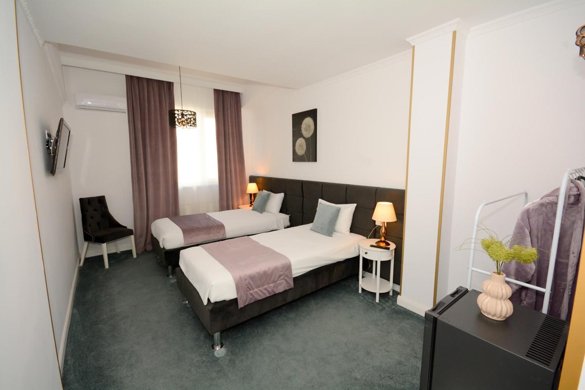 Hotel Andre'S Craiova Exterior photo