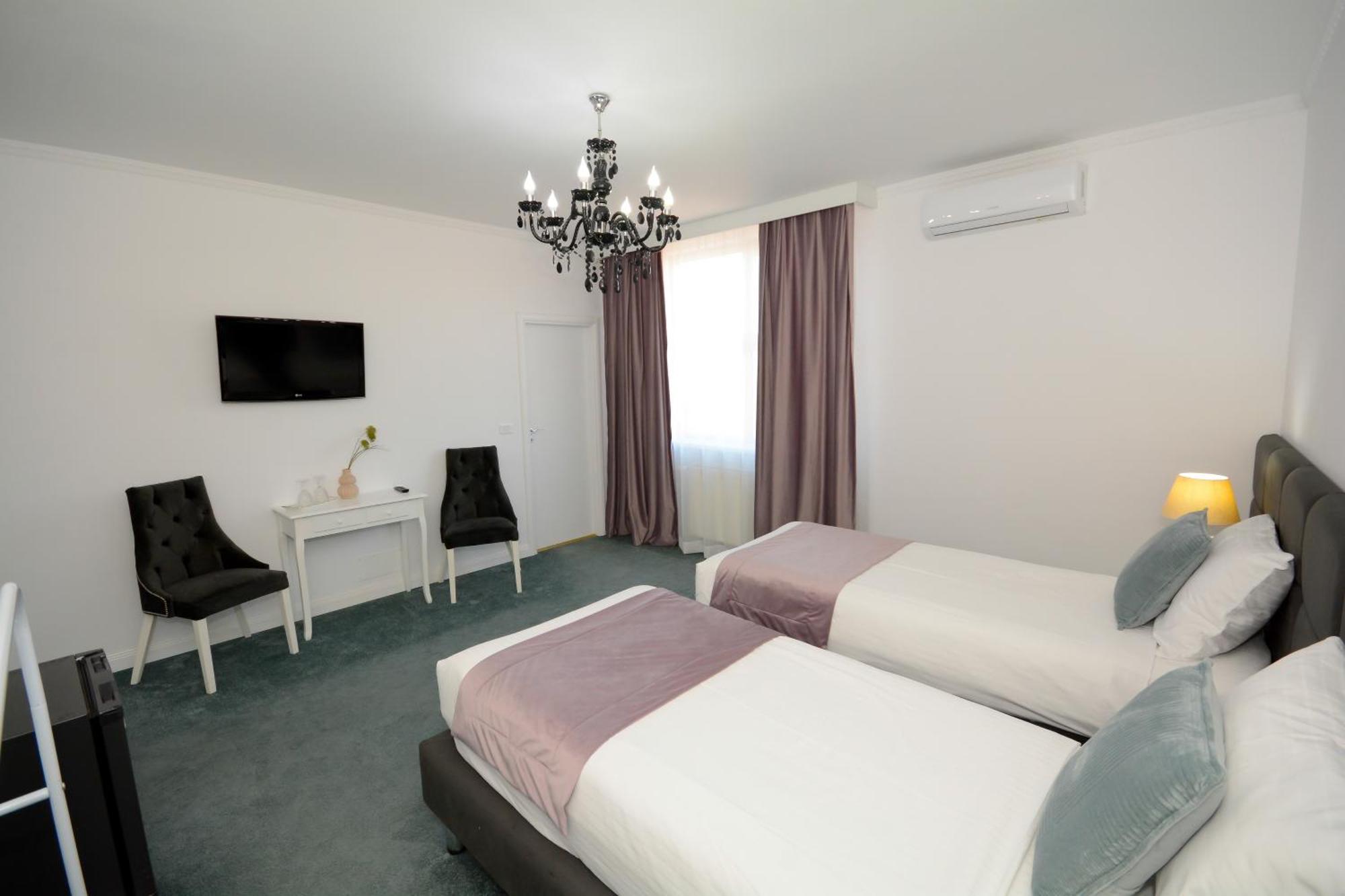 Hotel Andre'S Craiova Exterior photo
